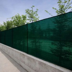 Зеленая сетка на забор для дачи
