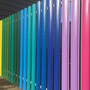 Разноцветный забор из профнастила