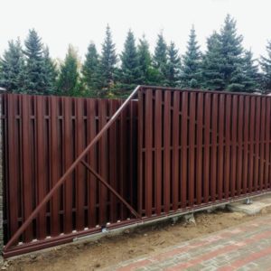 Забор из евроштакетника с выдвижными воротами