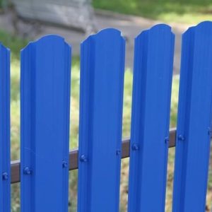 Забор из евроштакетника синий