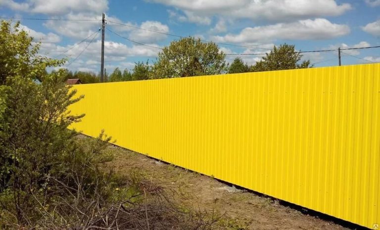 Забор из желтого профнастила